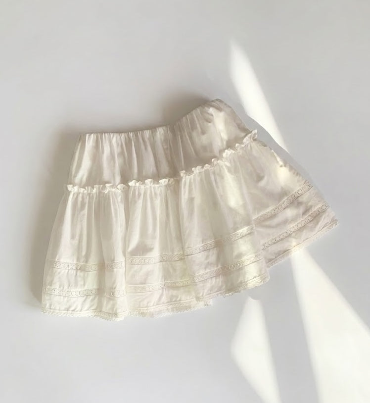 Mellounge Double Shirring Mini Skirt with Lace Trim — Built-in Shorts Lining