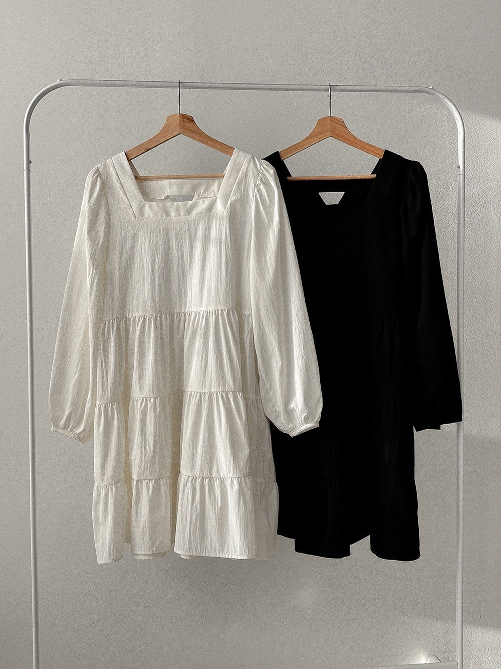 Vestito a balze con maniche a sbuffo