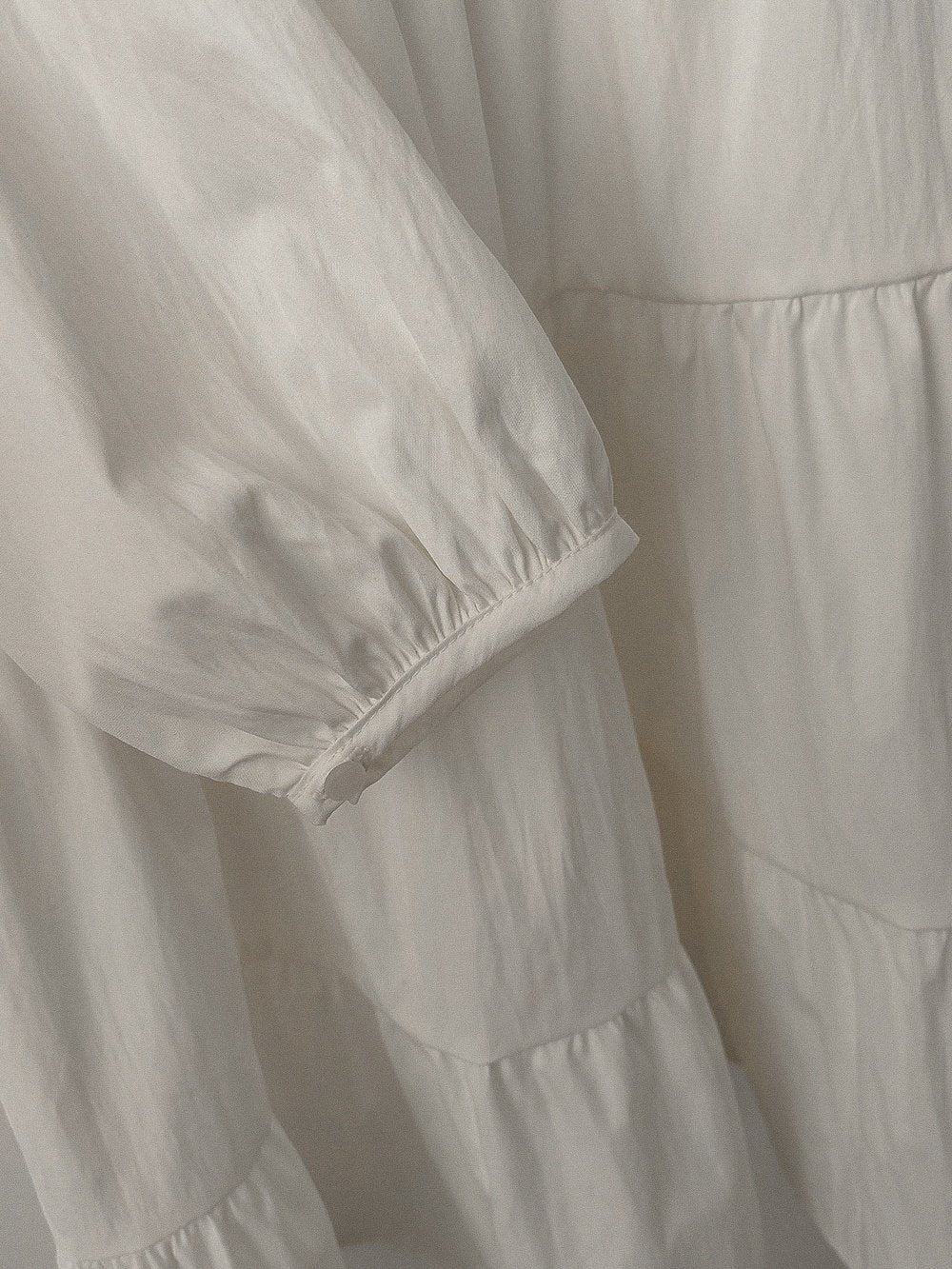 Vestito a balze con maniche a sbuffo