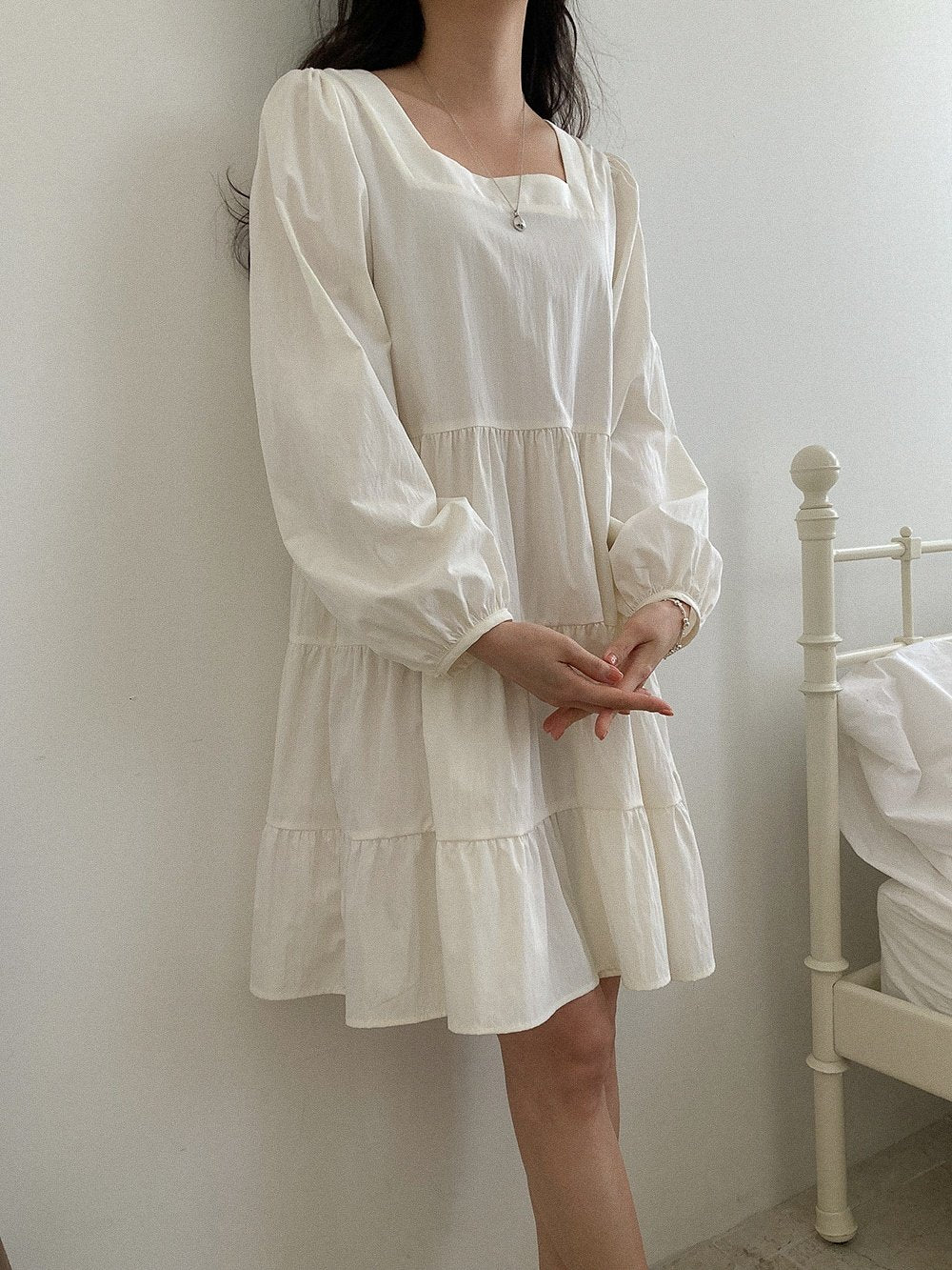 Vestito a balze con maniche a sbuffo