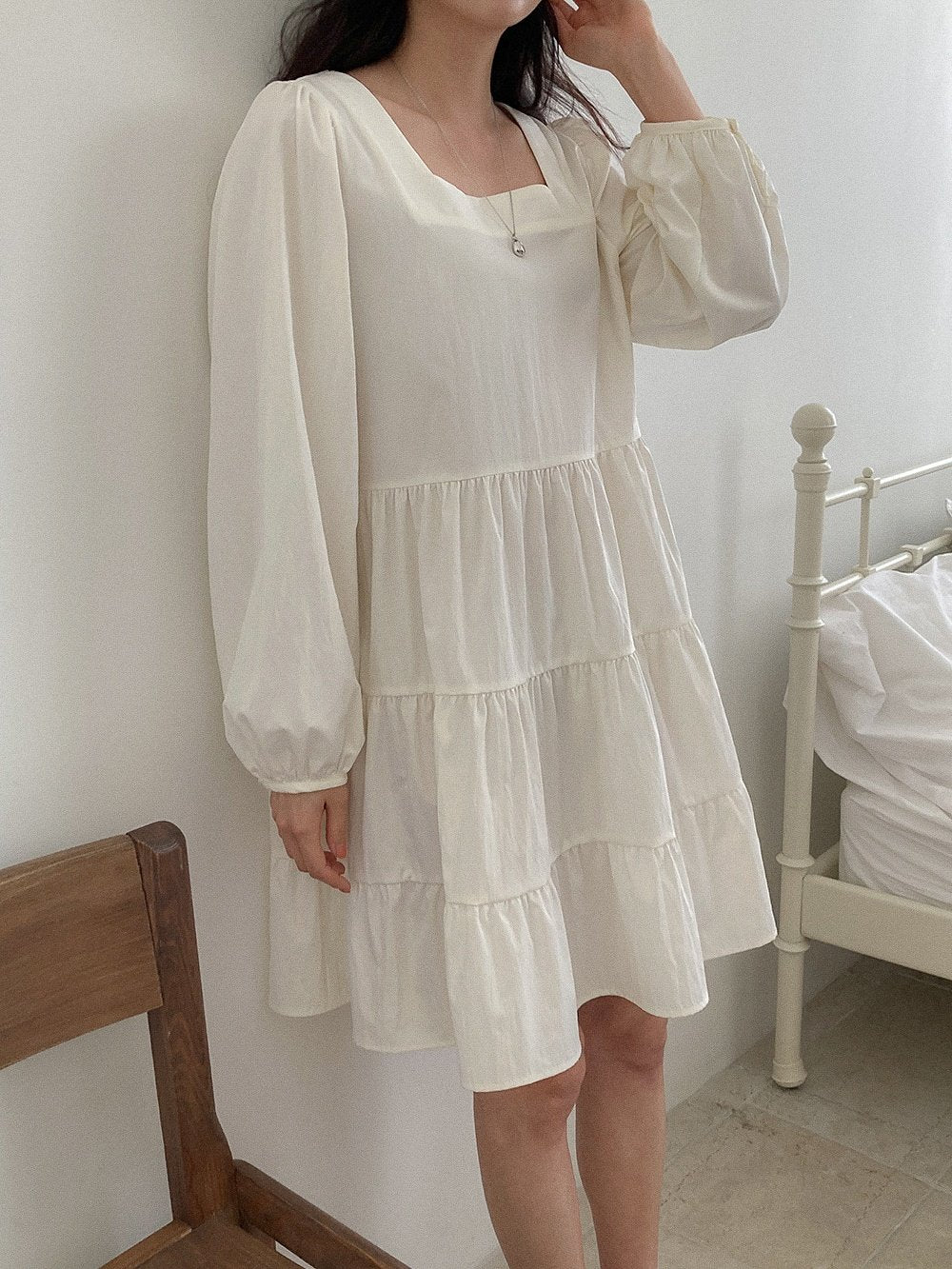 Vestito a balze con maniche a sbuffo