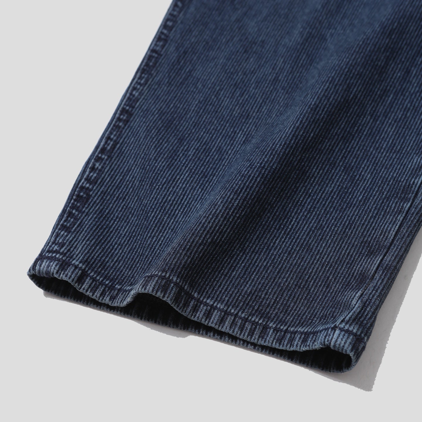 Jeans ampi in velluto a coste in vita