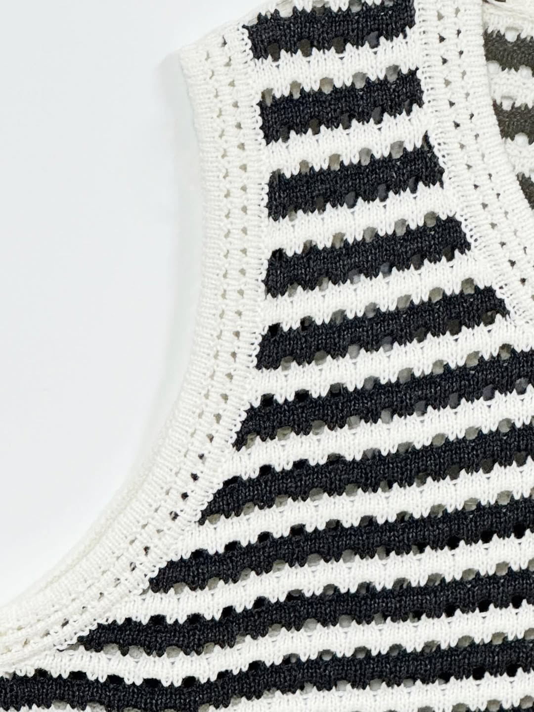 Gilet svasato a righe in maglia traforata
