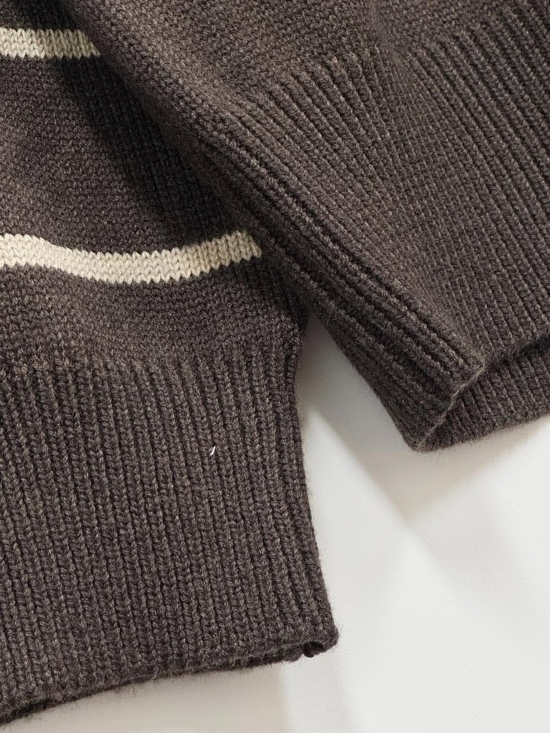 Maglione in maglia a righe di lana con scollo a V