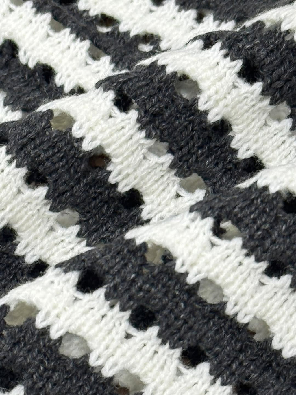 Gilet svasato a righe in maglia traforata