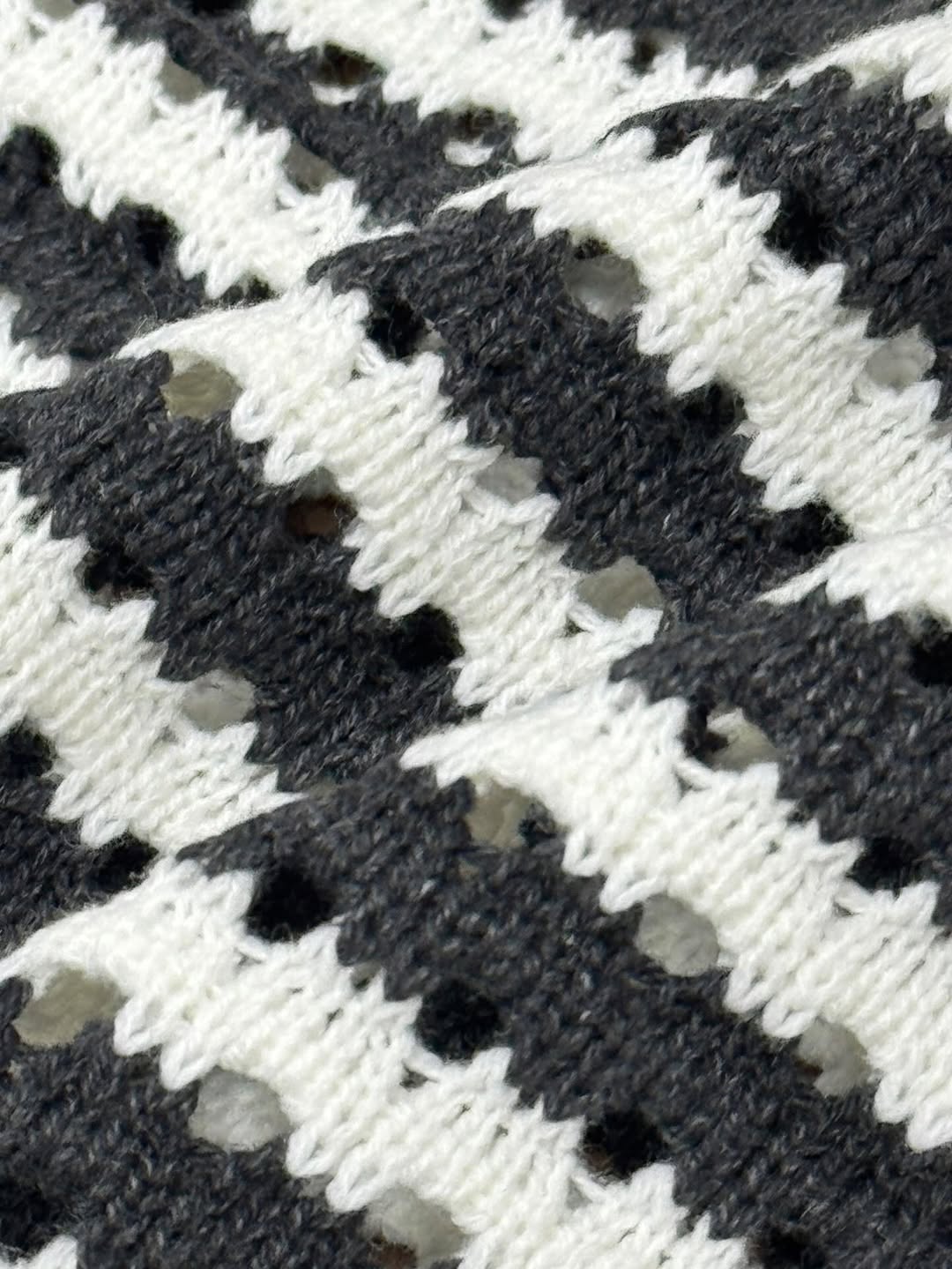 Gilet svasato a righe in maglia traforata
