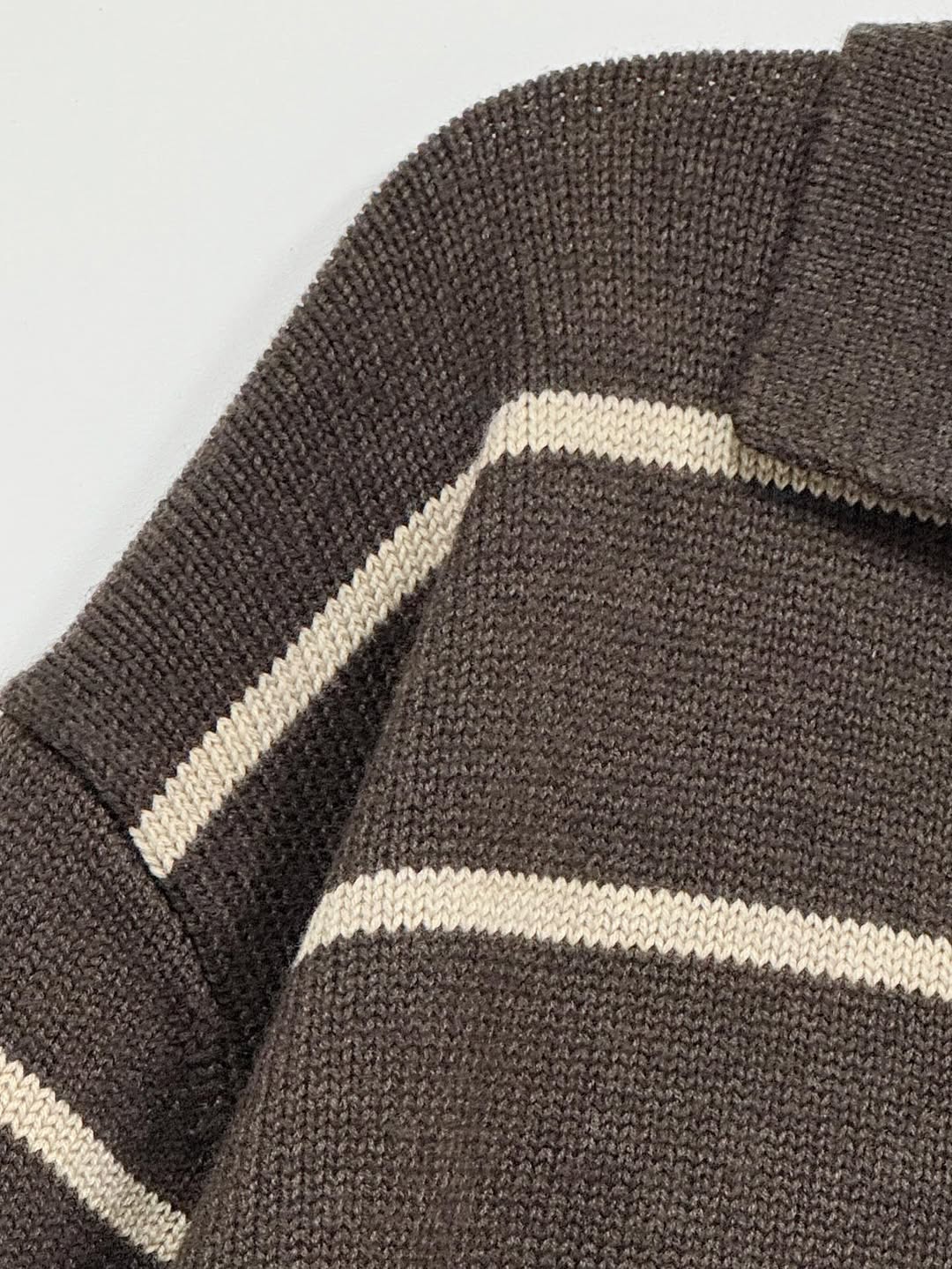 Maglione in maglia a righe di lana con scollo a V