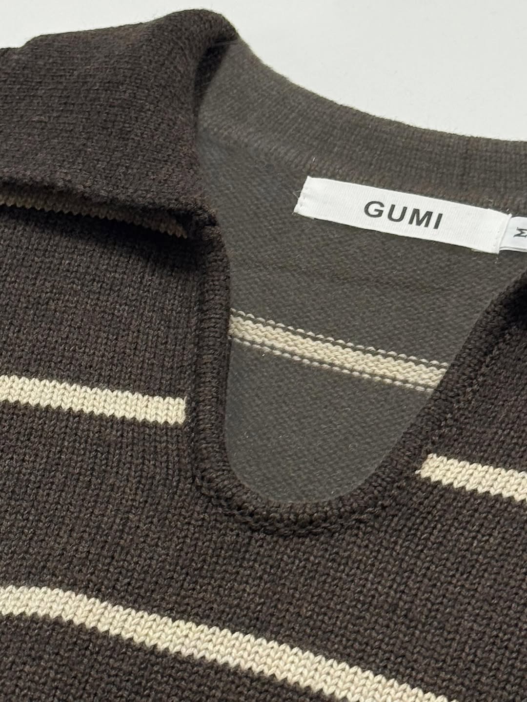 Maglione in maglia a righe di lana con scollo a V