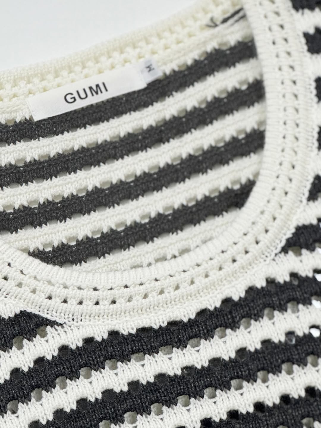 Gilet svasato a righe in maglia traforata