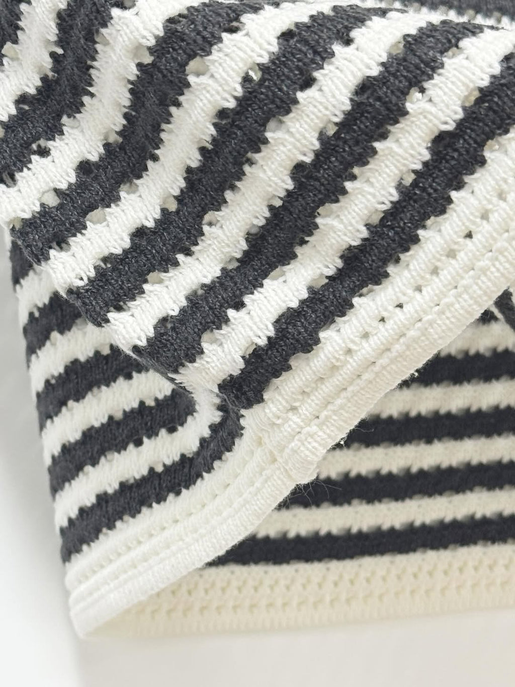 Gilet svasato a righe in maglia traforata