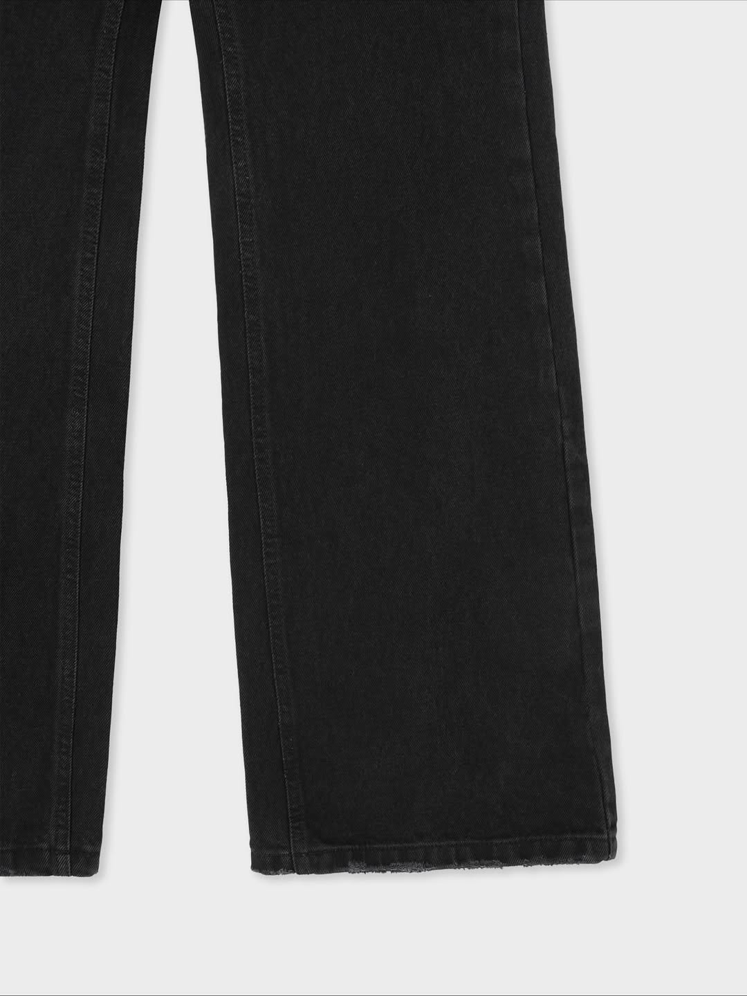 Jeans in denim neri svasati con orlo effetto "grinder"