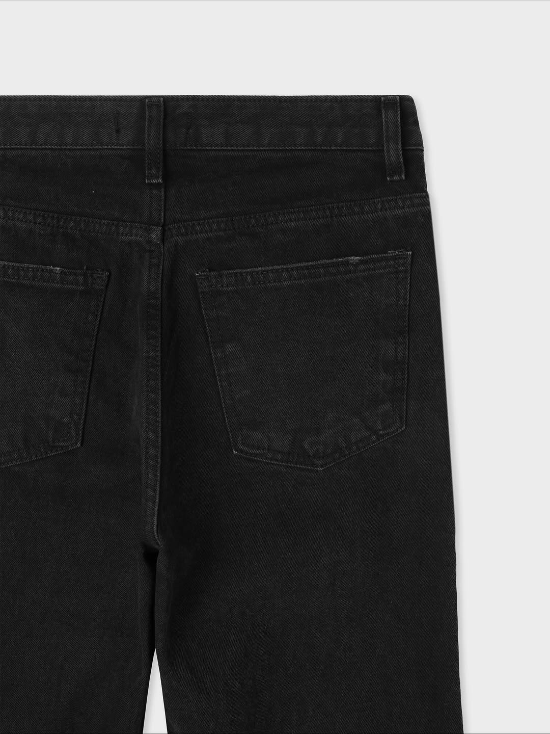 Jeans in denim neri svasati con orlo effetto "grinder"