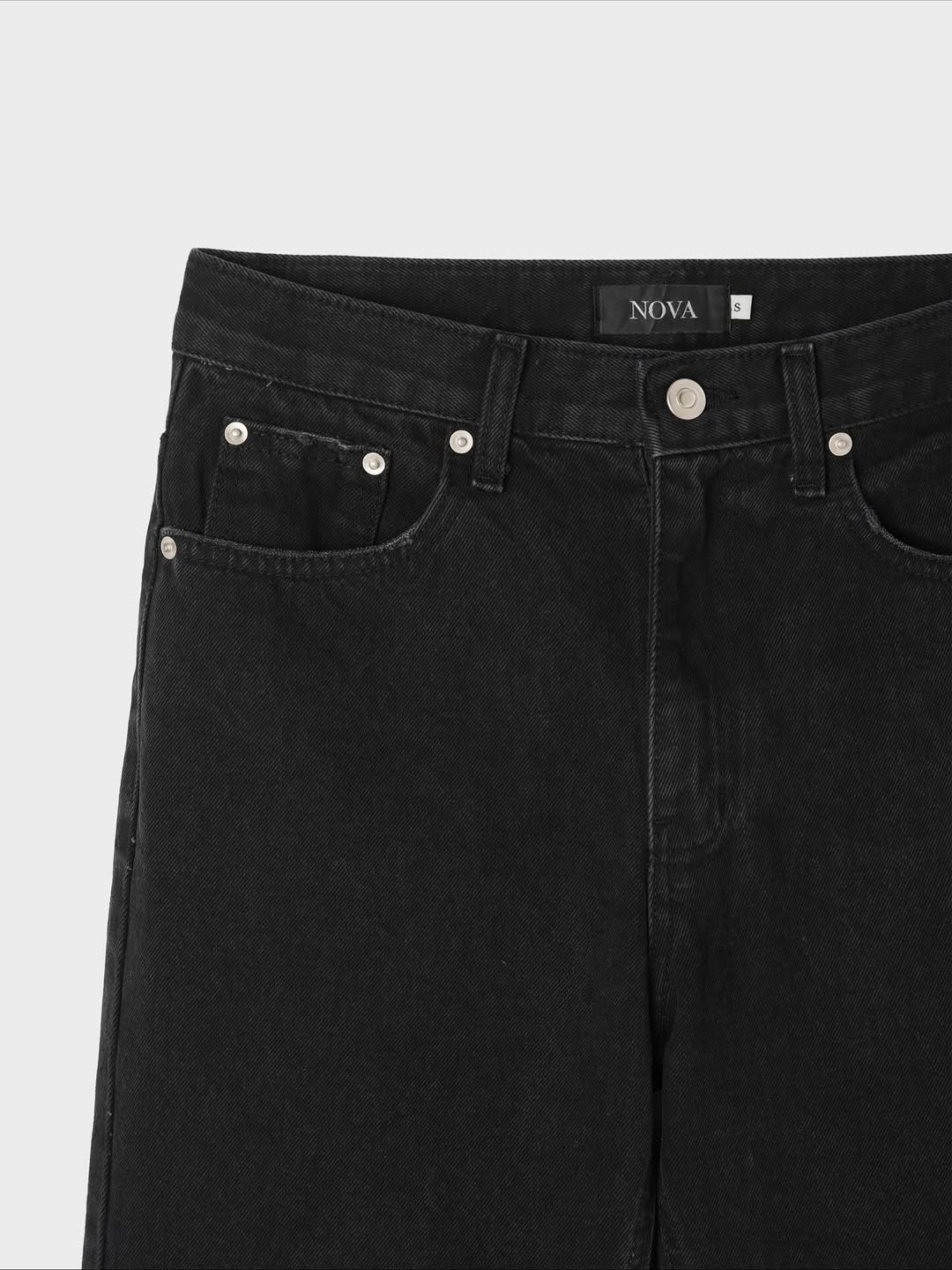 Jeans in denim neri svasati con orlo effetto "grinder"