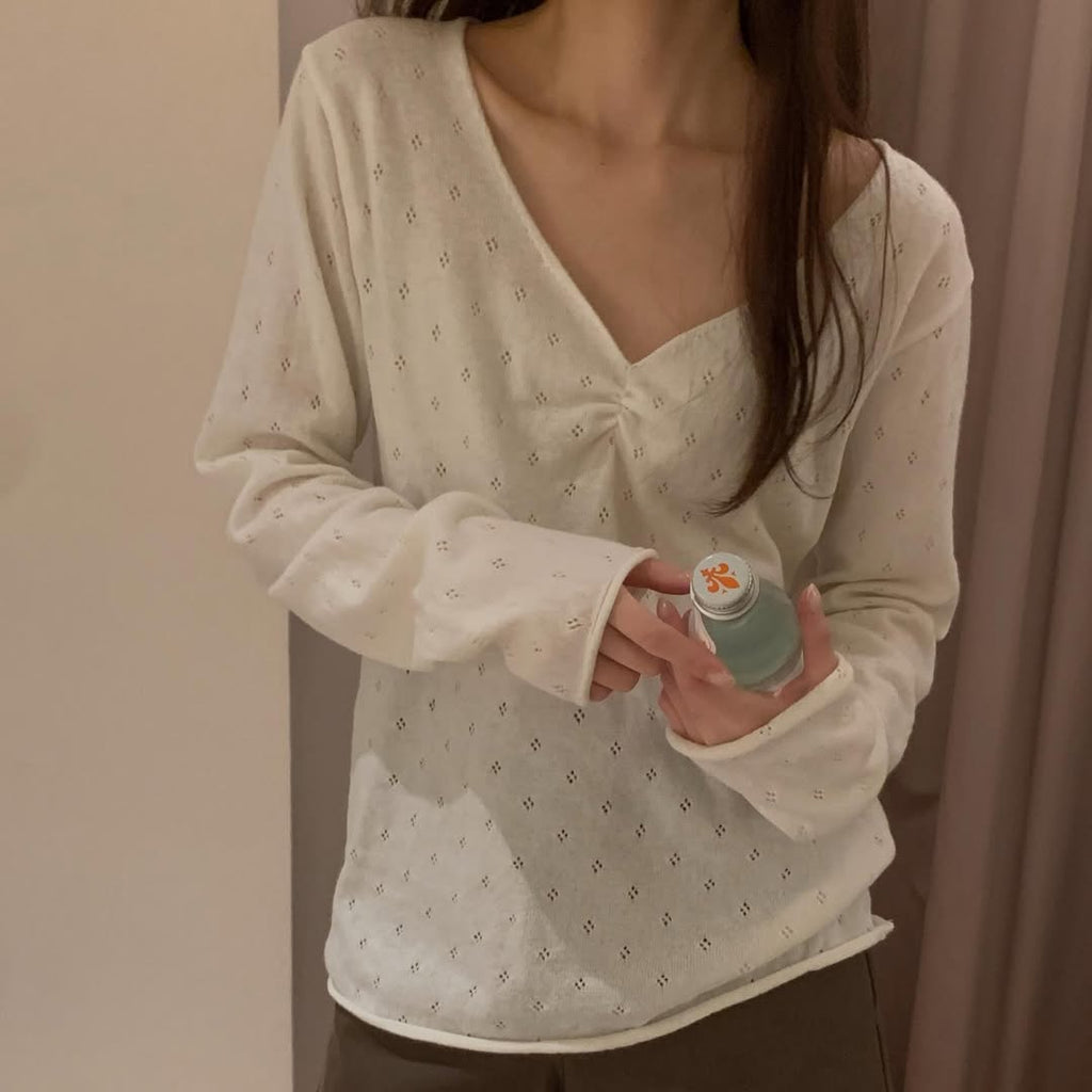 Top a maniche lunghe con scollo a V traforato | Prodotto in Corea