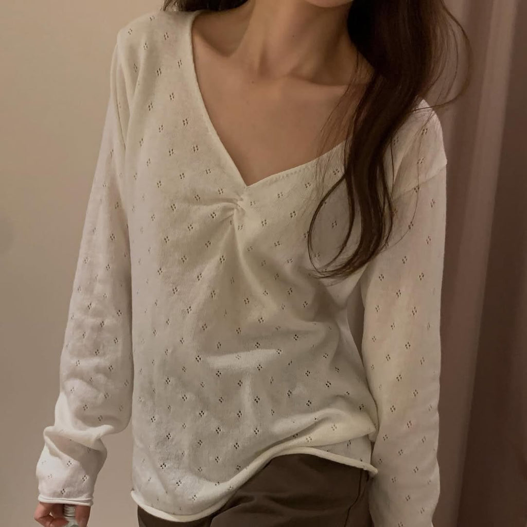 Top a maniche lunghe con scollo a V traforato | Prodotto in Corea