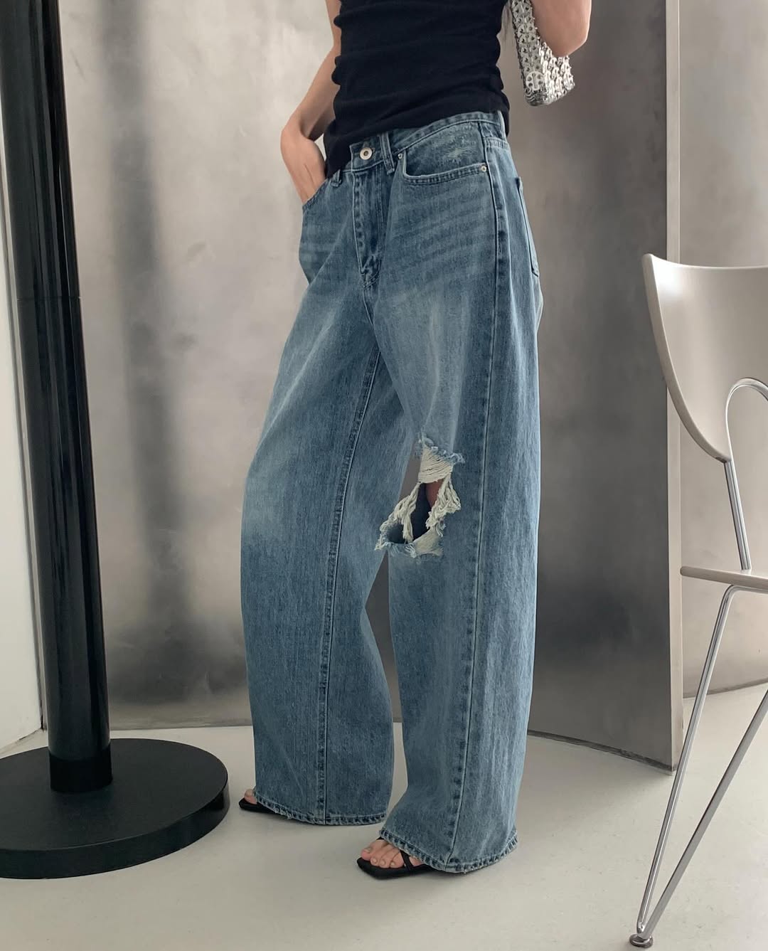 #246 Jeans semi-sblusati strappati al ginocchio — Effetto vissuto