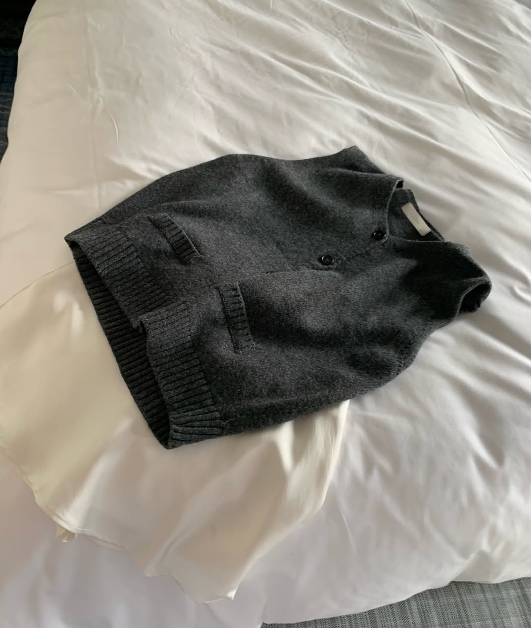 Gilet en maille à col en V et boutonnage sur le devant, rangée de mailles fines