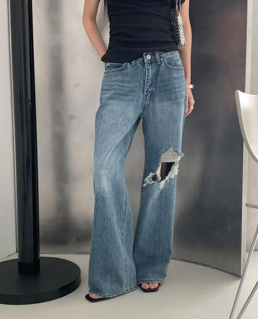 #246 Jeans semi-sblusati strappati al ginocchio — Effetto vissuto