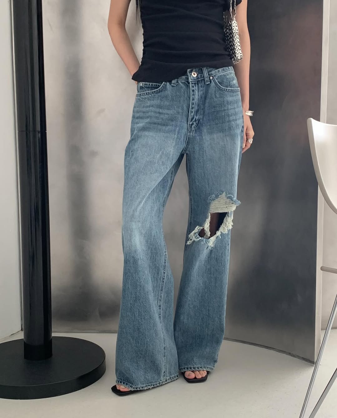 #246 Jeans semi-sblusati strappati al ginocchio — Effetto vissuto