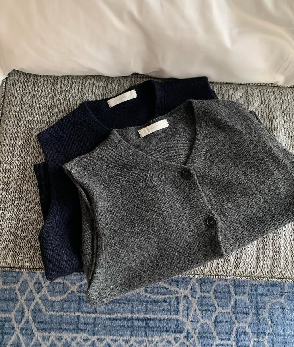 Gilet en maille à col en V et boutonnage sur le devant, rangée de mailles fines