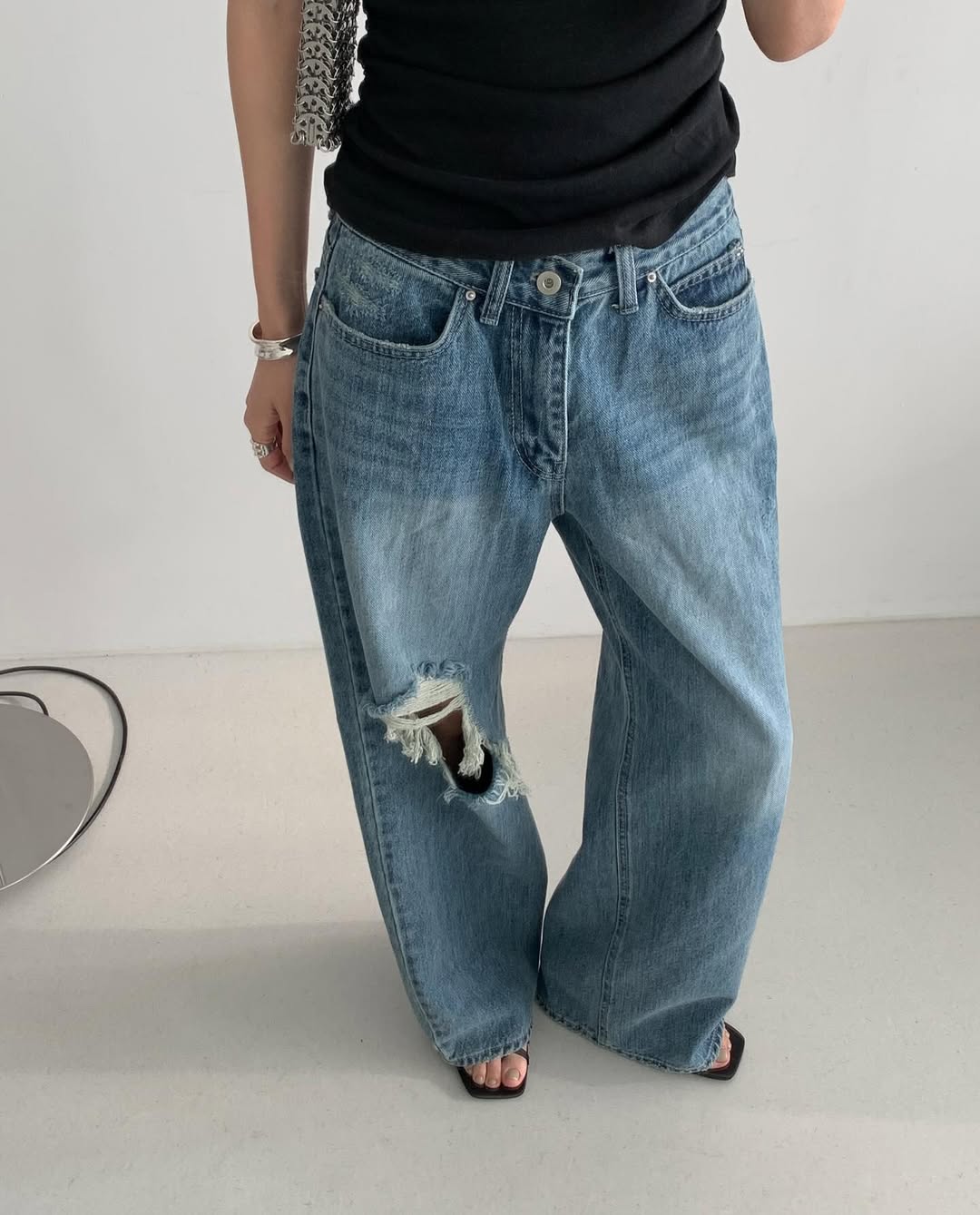 #246 Jeans semi-sblusati strappati al ginocchio — Effetto vissuto