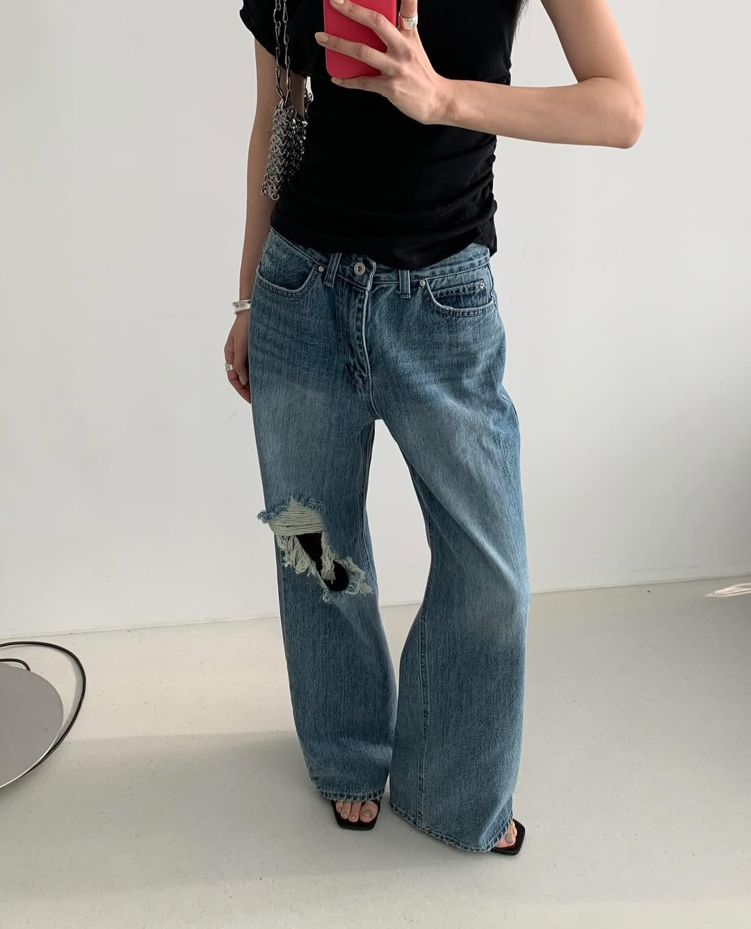 #246 Jeans semi-sblusati strappati al ginocchio — Effetto vissuto