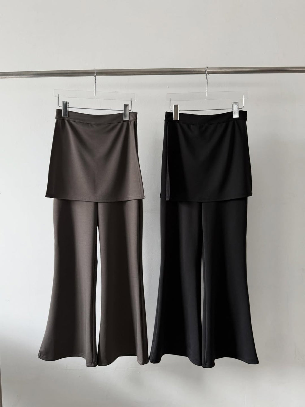 Pantaloni a zampa a strati con gonna