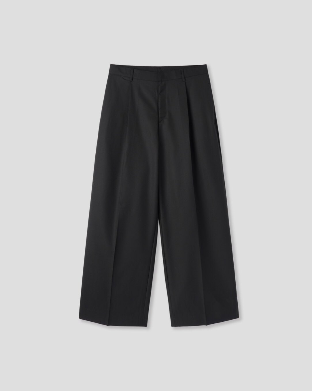 Corkage oversized one-tuck wide leg slacks in Charcoal, styled on model side view with white top