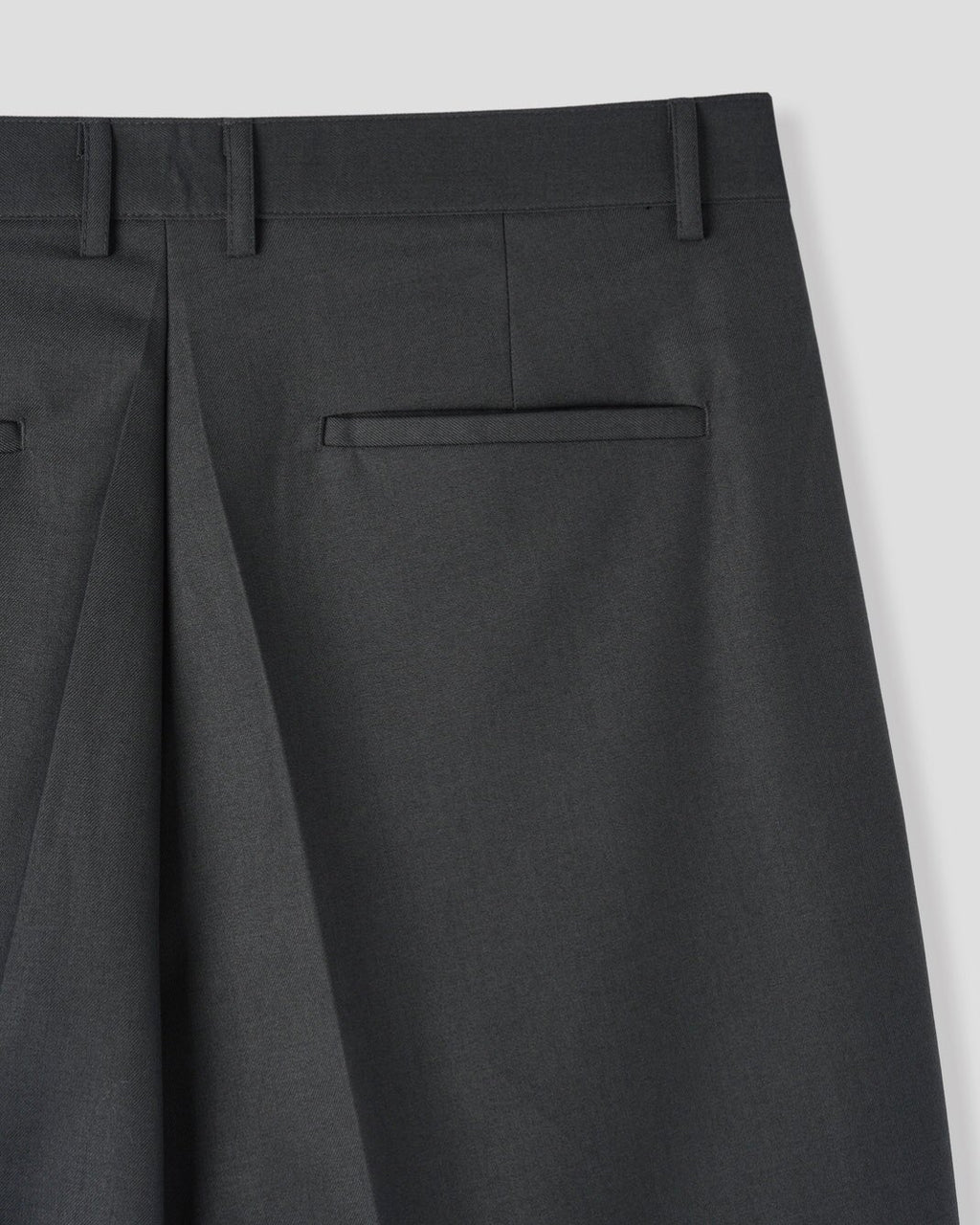 Corkage oversized one-tuck wide leg slacks in Charcoal, styled on model front view close-up waist and pleat detail