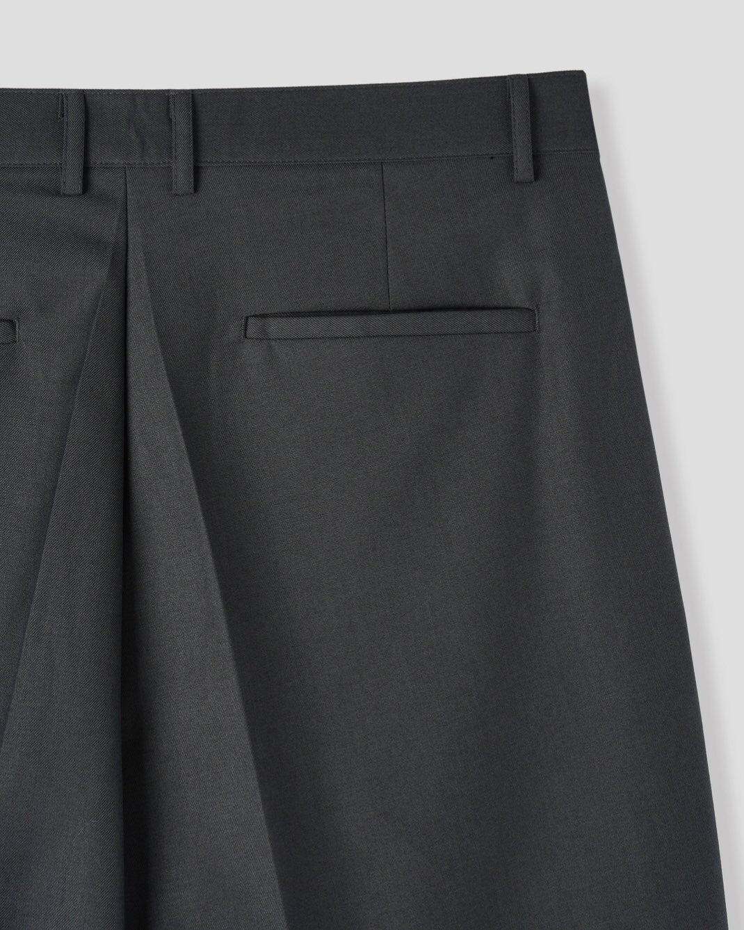 Corkage oversized one-tuck wide leg slacks in Charcoal, styled on model front view close-up waist and pleat detail