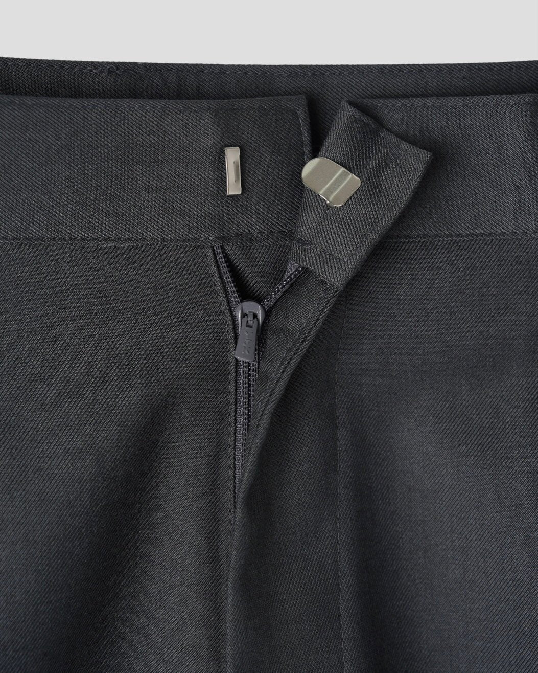 Corkage oversized one-tuck wide leg slacks in Black, zip and hook closure close-up detail