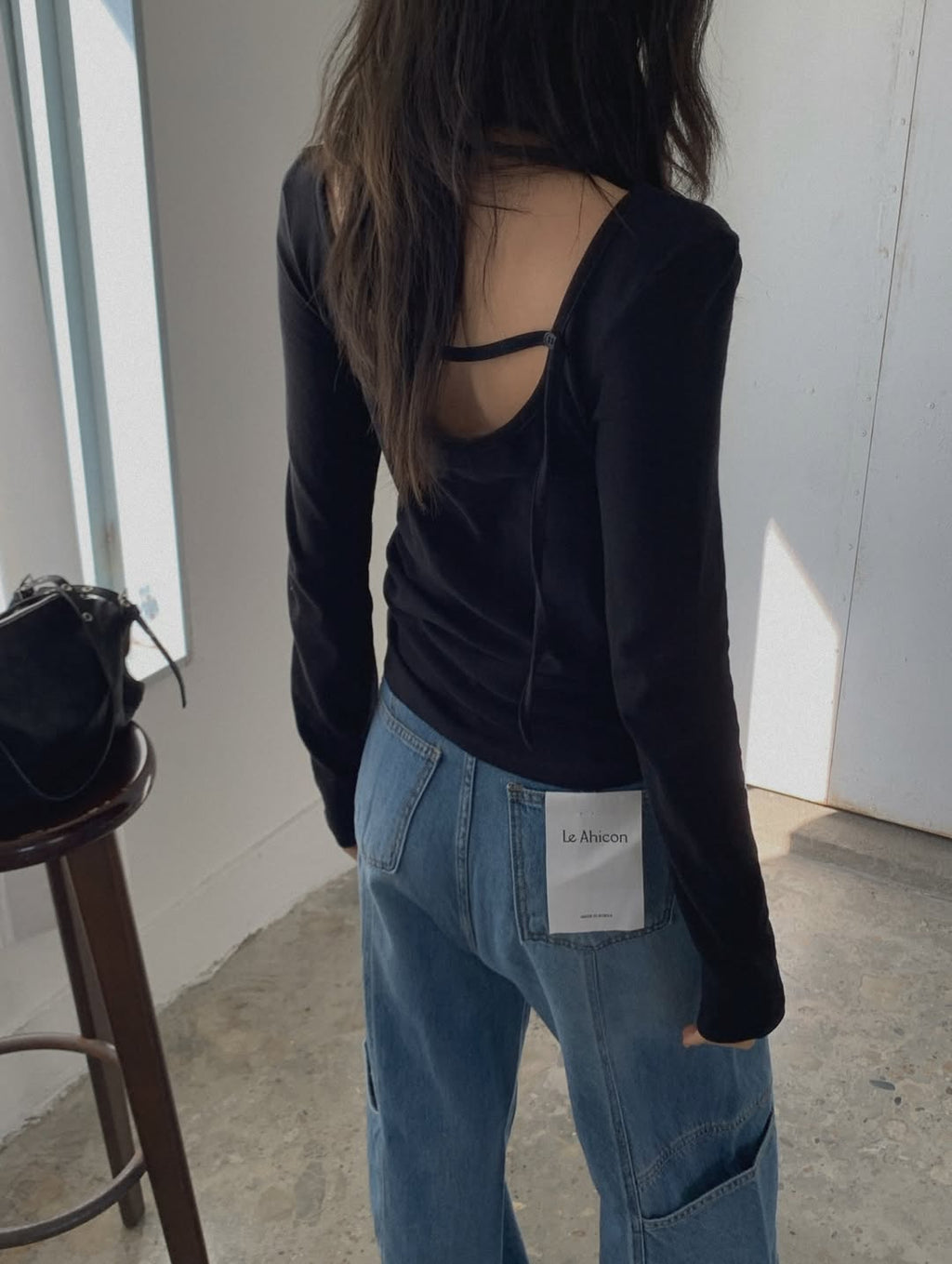 Top a maniche lunghe con scollo a U a righe sul retro