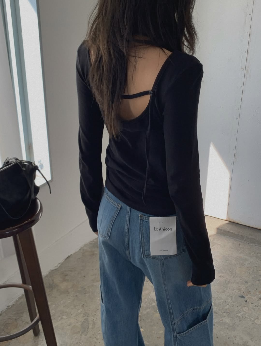 Top a maniche lunghe con scollo a U a righe sul retro