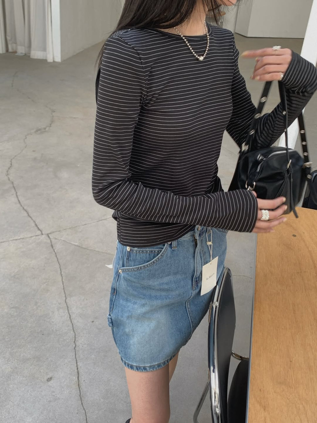 Top a maniche lunghe con scollo a U a righe sul retro