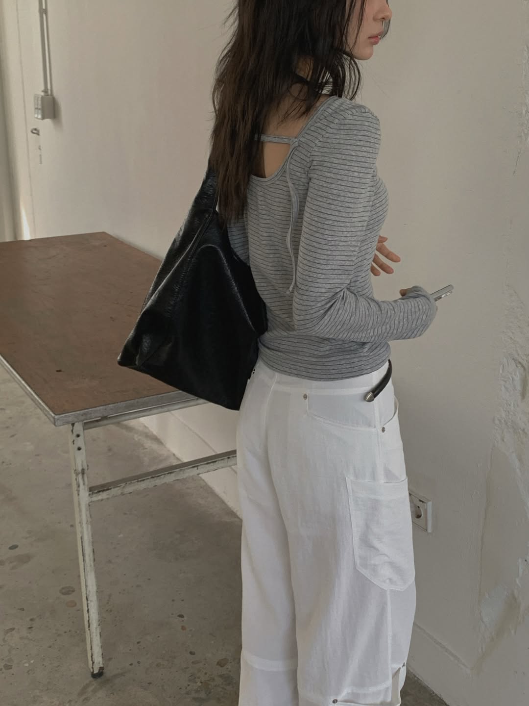 Top a maniche lunghe con scollo a U a righe sul retro