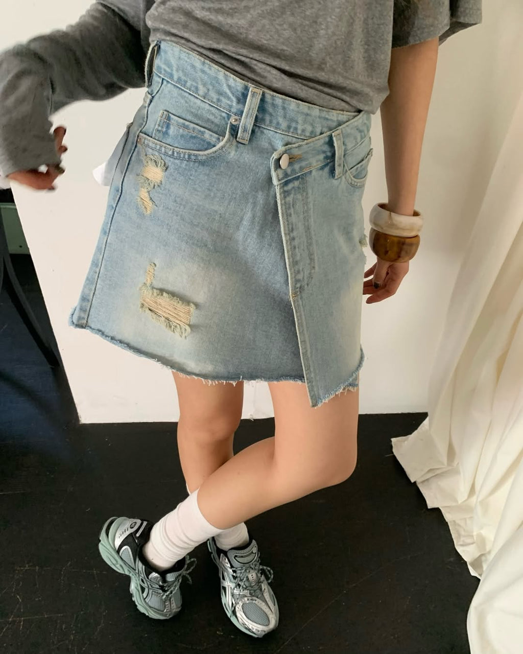 Gonna di jeans asimmetrica con orlo sfrangiato