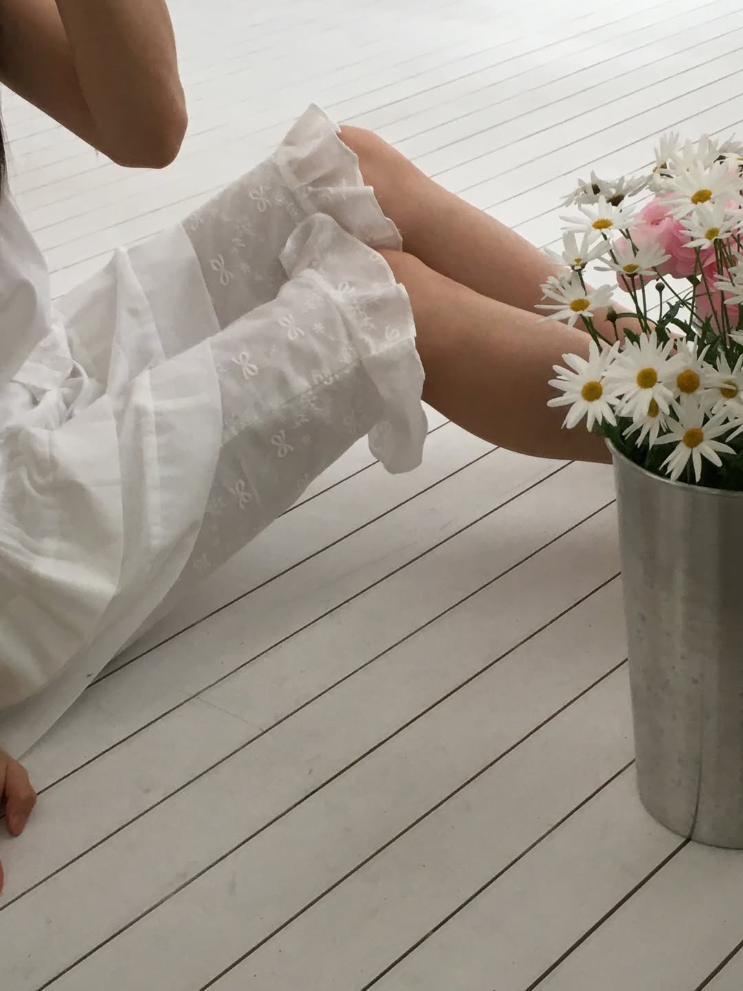 Excuse Ribbon Eyelet Embroidery Capri Pants