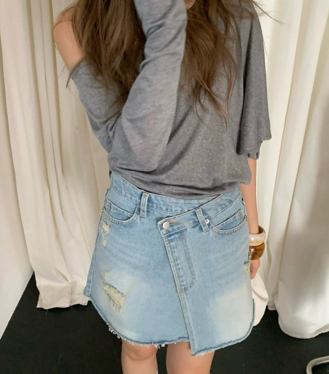 Gonna di jeans asimmetrica con orlo sfrangiato