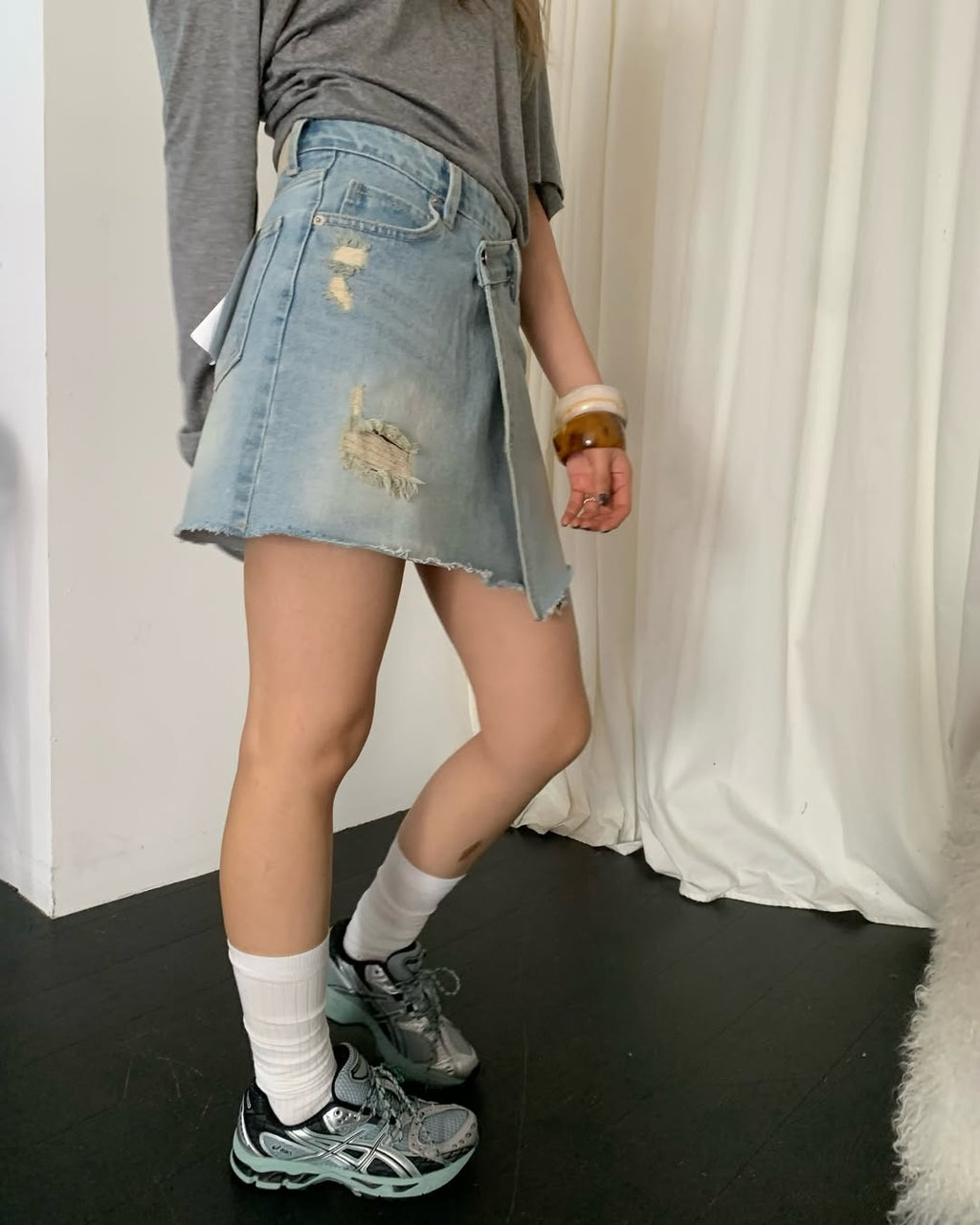 Gonna di jeans asimmetrica con orlo sfrangiato