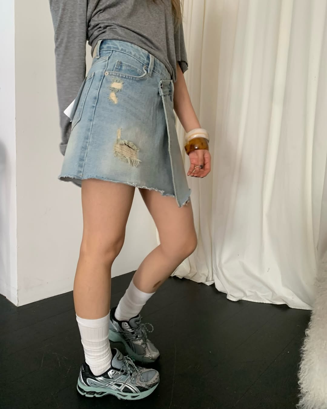 Gonna di jeans asimmetrica con orlo sfrangiato
