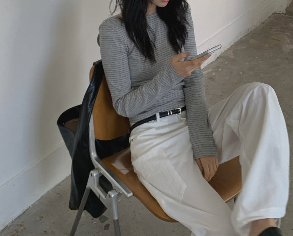 Top a maniche lunghe con scollo a U a righe sul retro