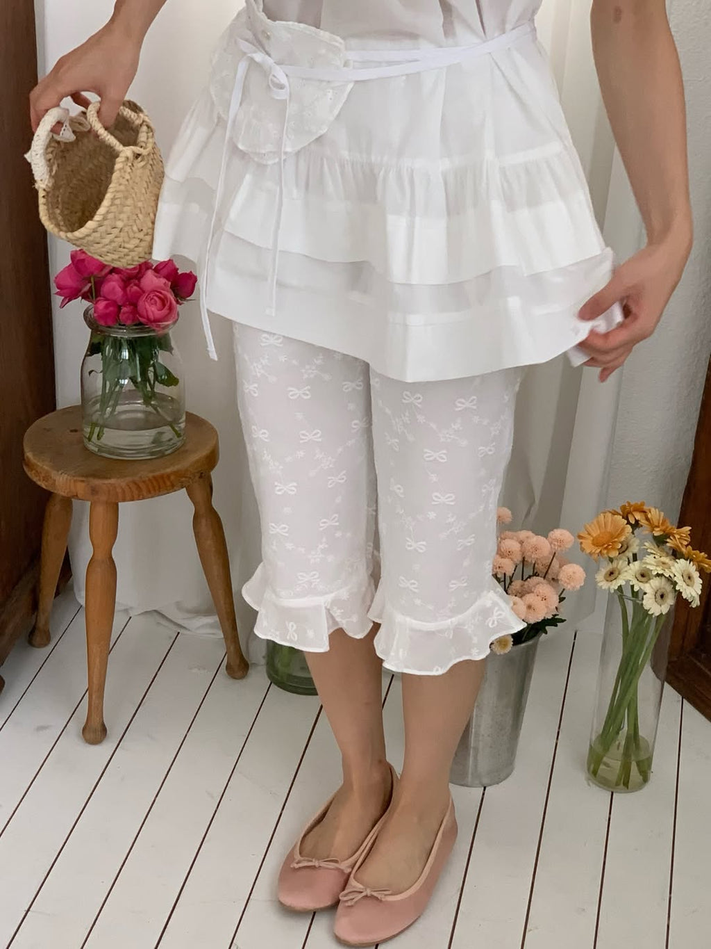 Excuse Ribbon Eyelet Embroidery Capri Pants
