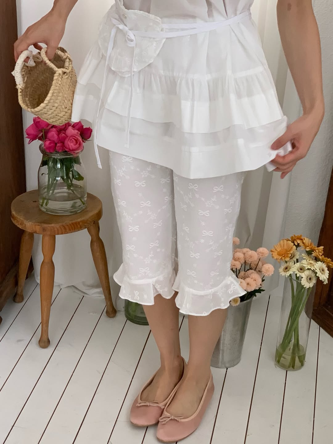 Excuse Ribbon Eyelet Embroidery Capri Pants