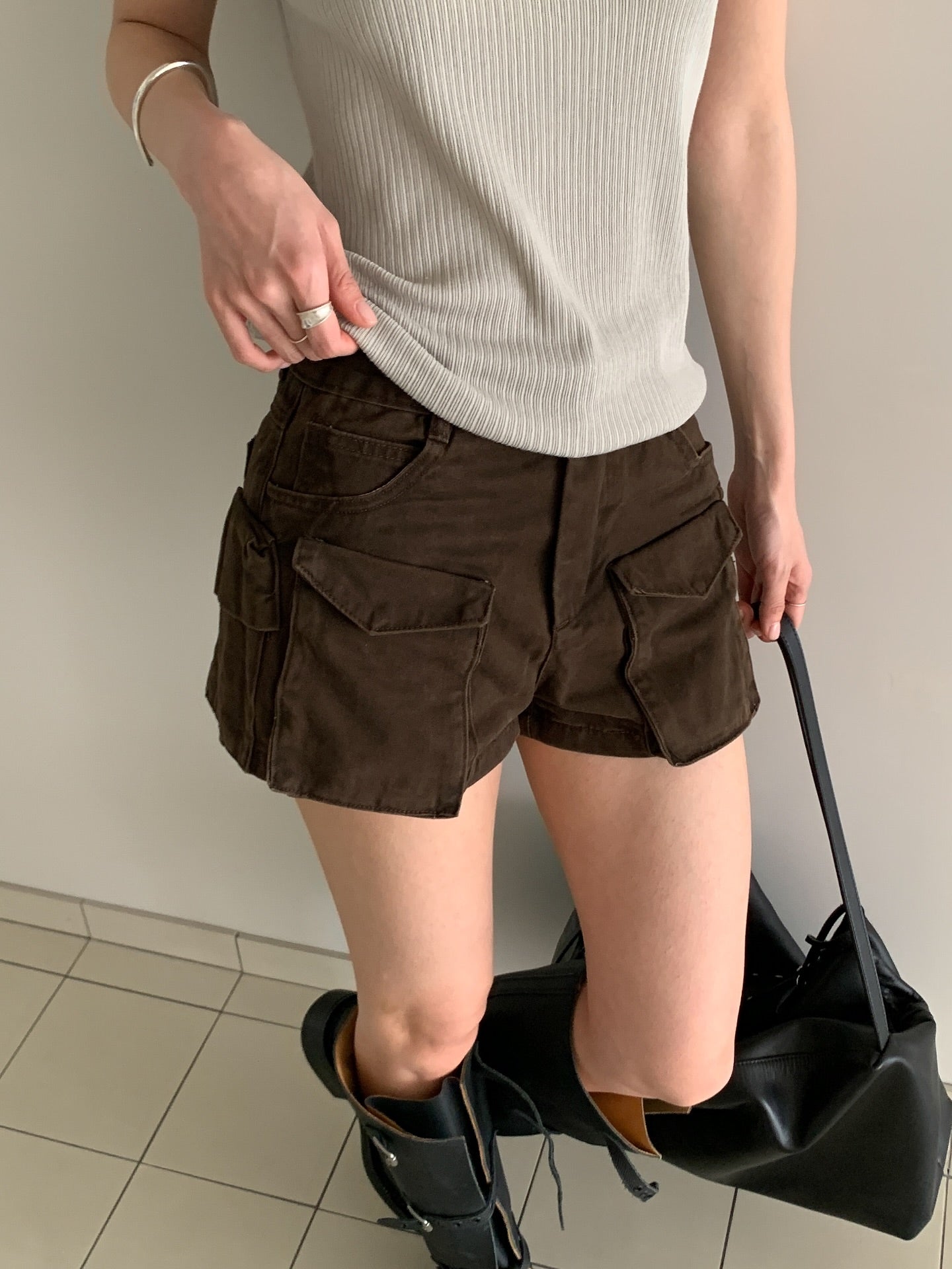 Vive L cargo shorts in Brown, close-up of cargo pocket