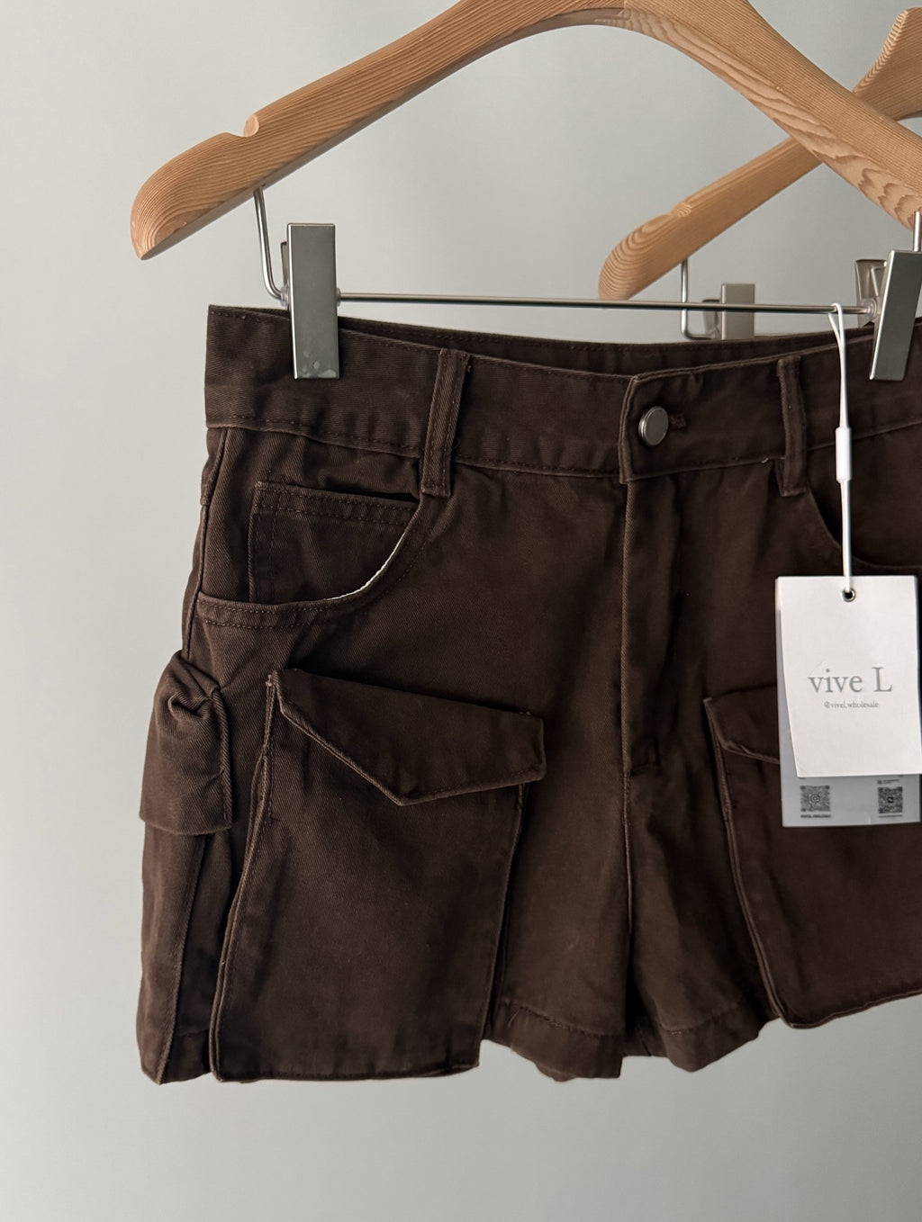 Vive L cargo shorts in Brown, pocket detail close-up