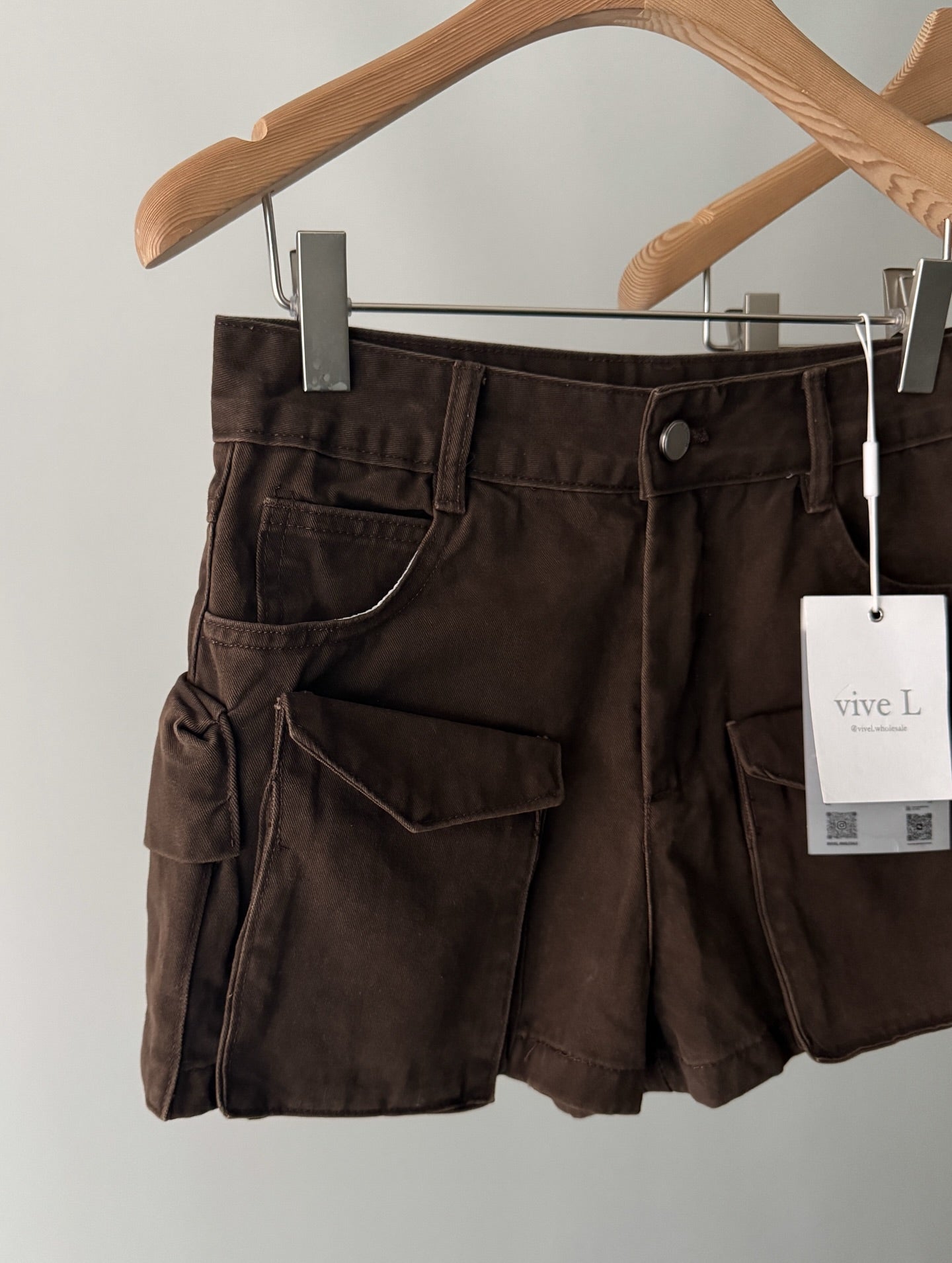 Vive L cargo shorts in Brown, pocket detail close-up