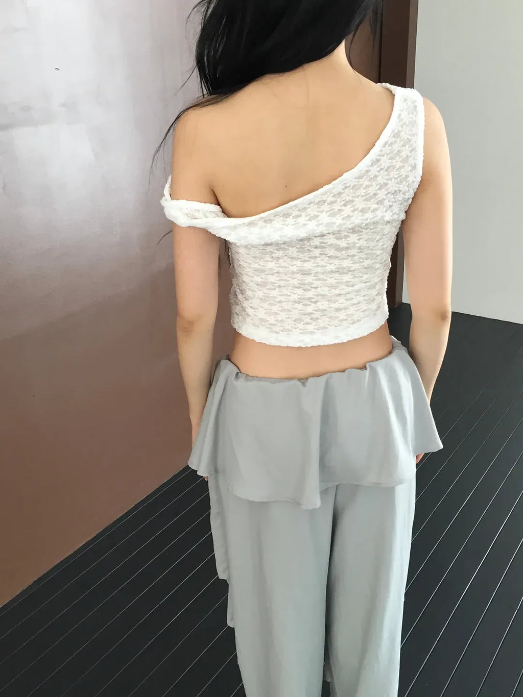 Lovemoment Lace Twisted One-Shoulder Crop Top