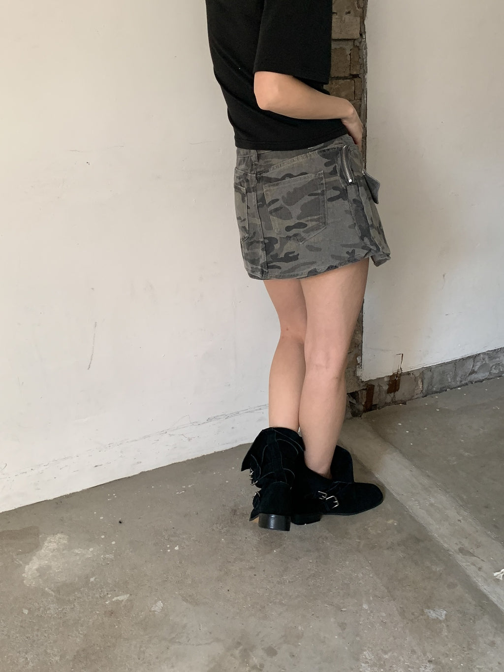 Vive L camo denim skort in Khaki, side view full length