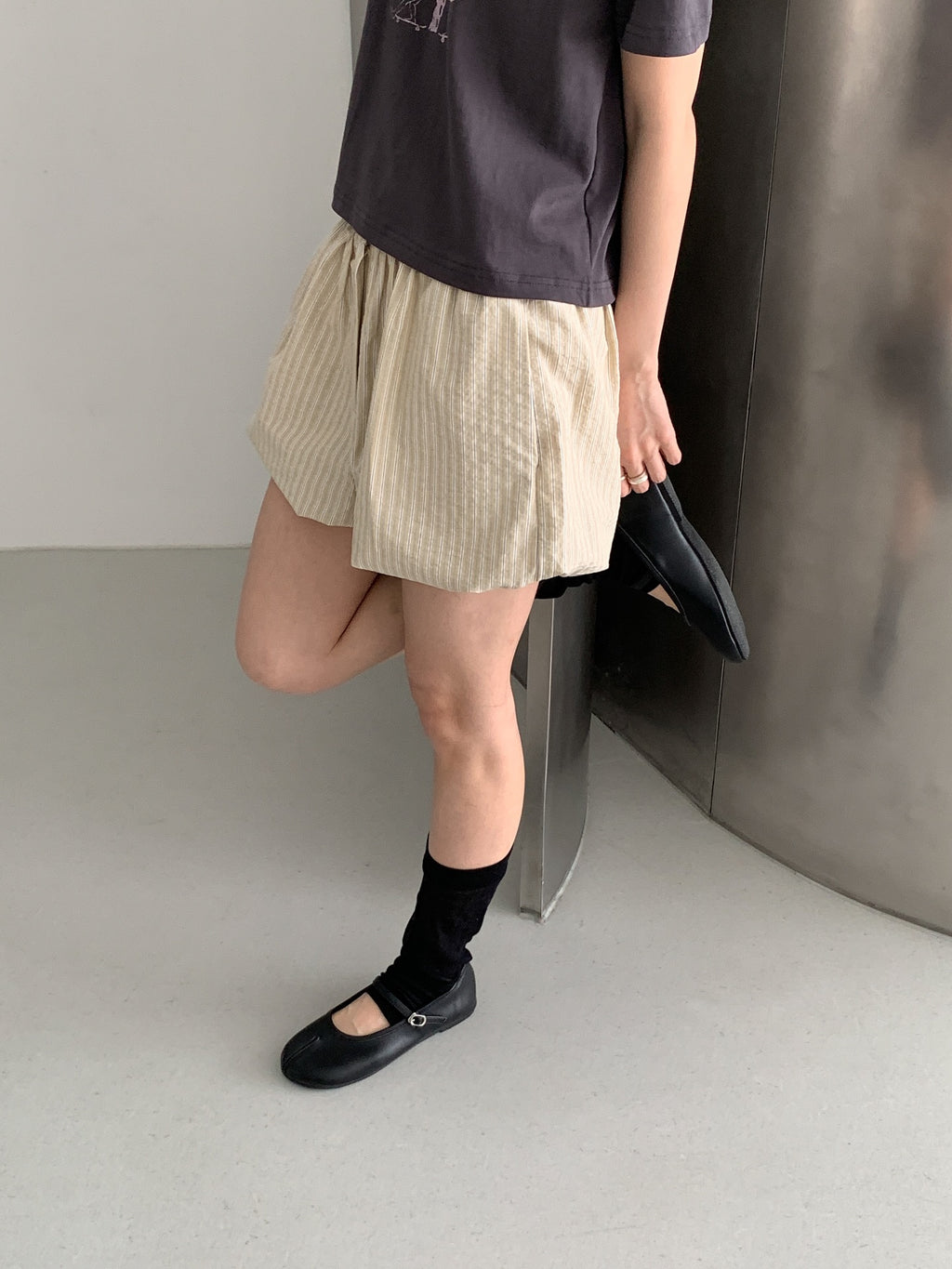 Vive L striped balloon shorts in Beige, side view with pocket