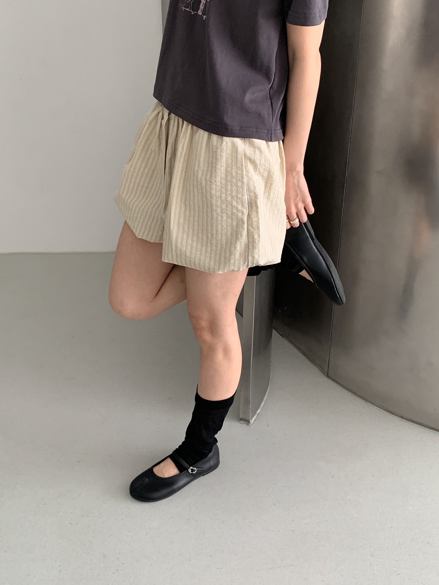Vive L striped balloon shorts in Beige, side view with pocket